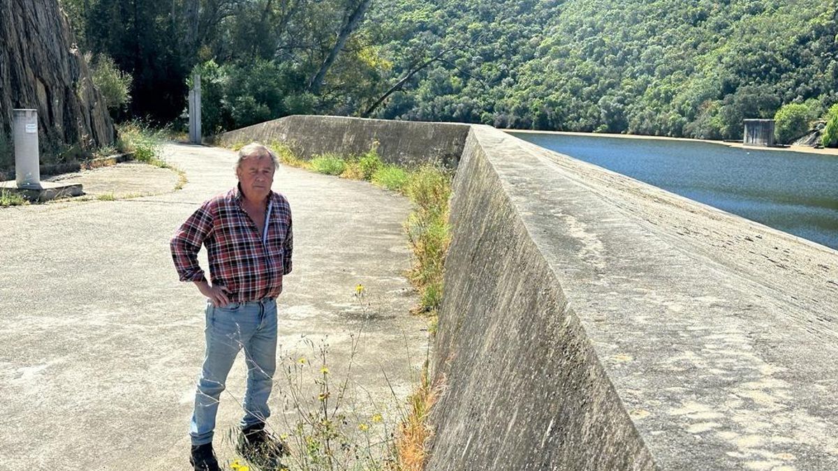 Antonio González, alcalde de Cedillo (Cáceres) en el punto en que se hará el puente internacional con Portugal