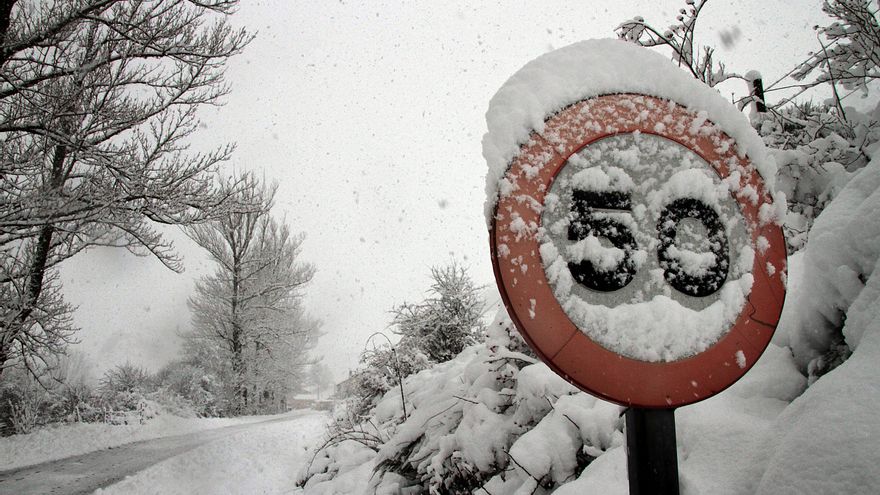 Imagen de archivo de una carretera nevada en Castilla y León. EFE/J. Casares