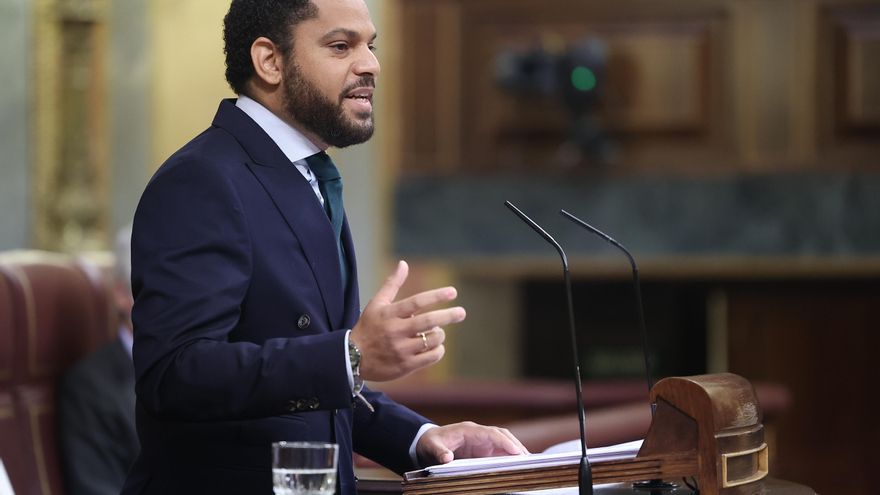 El diputado por Barcelona y candidato de Vox a las futuras elecciones en Cataluña, Ignacio Garriga, interviene como encargado de defender la moción de censura de su partido durante un pleno en el Congreso de los Diputados