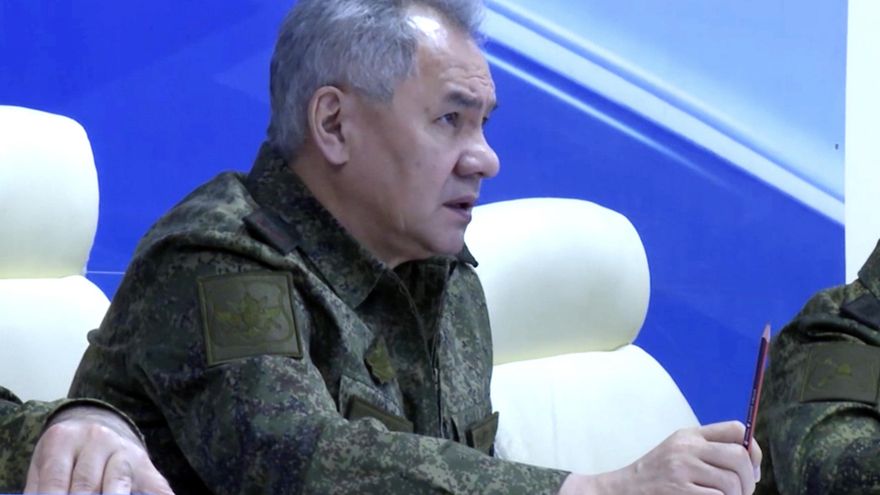 Imagen cedida por el Gobierto ruso del ministro de Defesna, Serguéi Shoigú, durante una visita de inspección. EFE/EPA