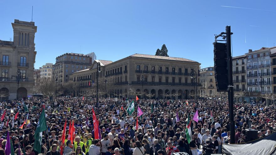 Imagen de la manifestación por el salario mínimo propio en la Plaza del Castillo de Pamplona.