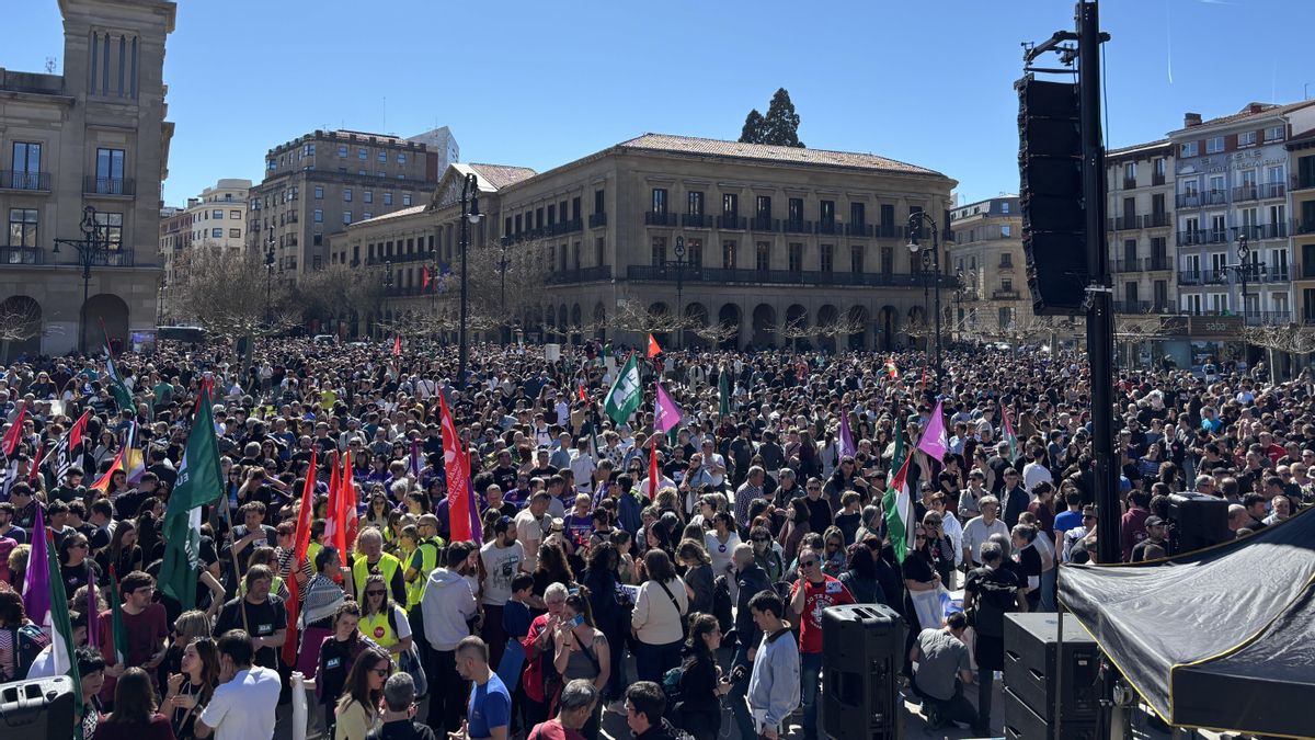 Imagen de la manifestación por el salario mínimo propio en la Plaza del Castillo de Pamplona.