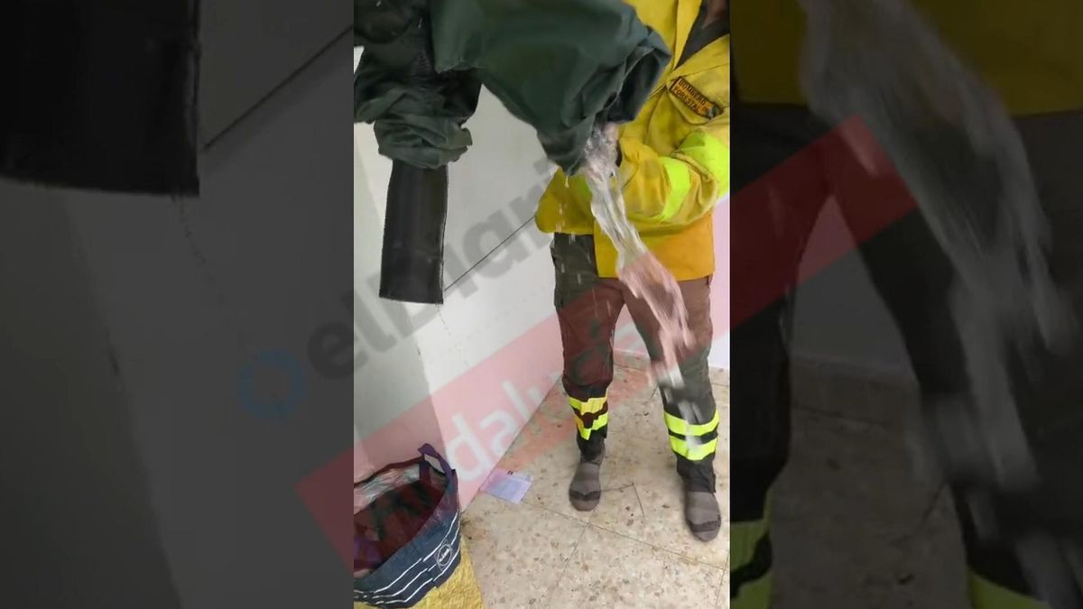 "¡Qué equipazo!": trabajadores andaluces de emergencias ironizan con la calidad de sus elementos de protección para el agua