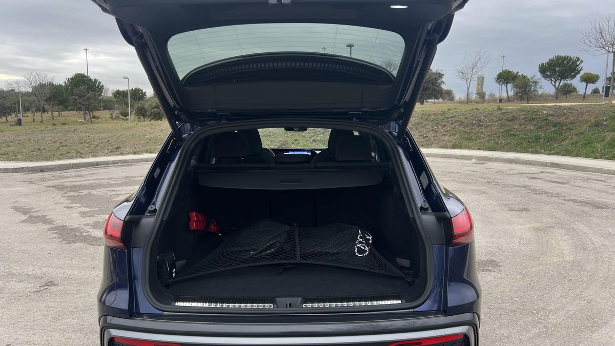 Aspecto del maletero del Q5 e-hybrid, con los cables de carga a bordo.