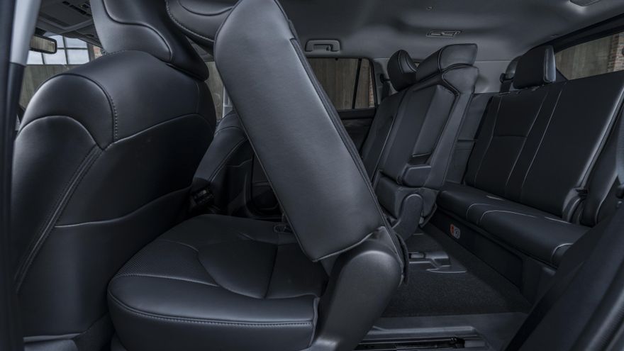 Segunda y tercera fila de asientos del Toyota Highlander.