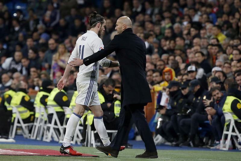 Gareth Bale abandona el terreno de juego saludado por Zidane. EFE/JuanJo Martín