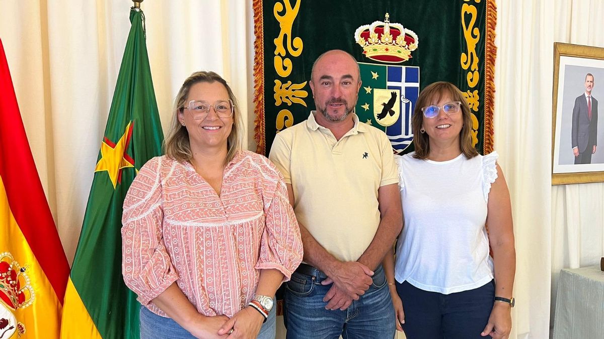 Nayra Castro (i) con el alcalde de Puntallana, Víctor Manuel Guerra.