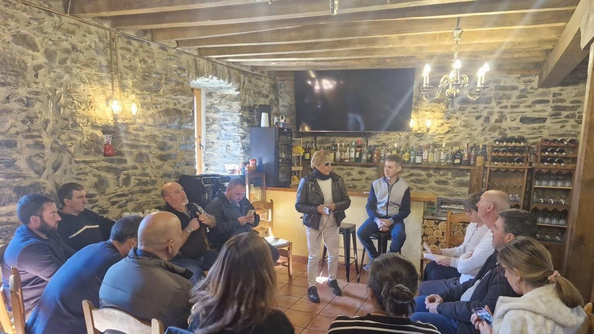 El PSOE remarca en Omaña el papel “esencial” de la ganadería extensiva en el medio rural