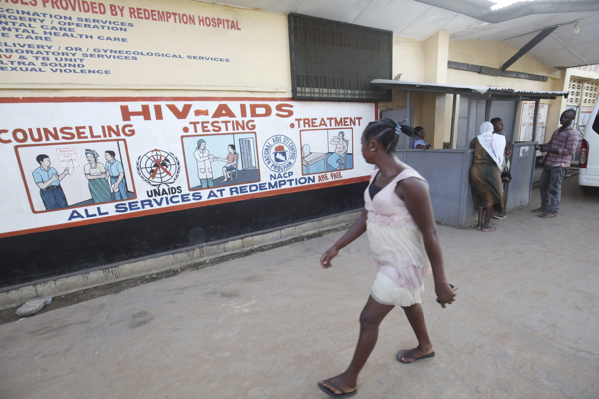 Vista general de un cartel informativo sobre el virus de la inmunodeficiencia humana (VIH) en Liberia.