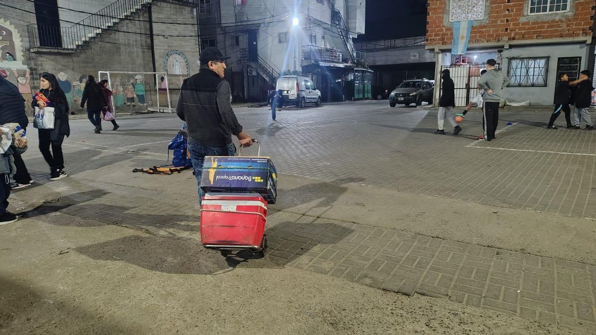 Entrenamiento de La Carbo FC, entre vendedores y vecinos. Una ONG consiguió financiamiento privado para construir una cancha pero denuncian que el Gobierno de la Ciudad no les firma el trámite.