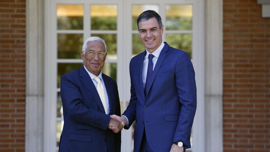 El presidente del Gobierno, Pedro Sánchez, durante su reunión con el ex primer ministro de Portugal y presidente del Consejo Europeo, António Costa, este jueves en el Palacio de La Moncloa
