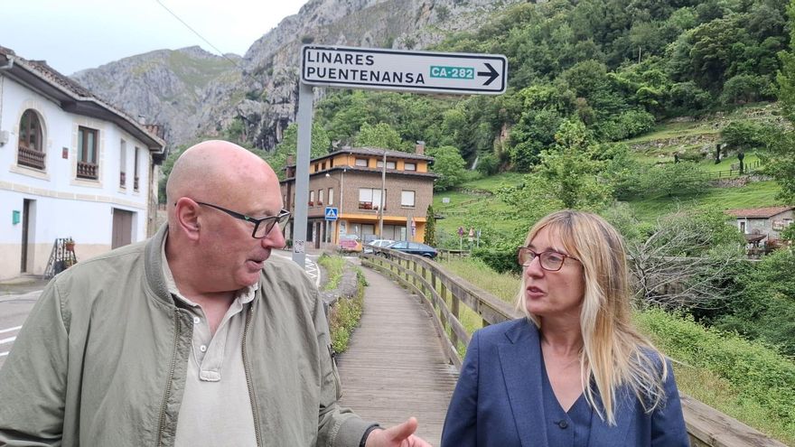 El alcalde de Peñarrubia, Secundino Caso, y la delegada del Gobierno en Cantabria, Eugenia Gómez de Diego