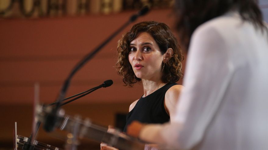 La presidenta de la Comunidad de Madrid, Isabel Díaz Ayuso, interviene en un desayuno informativo organizado por el diario digital El Debate, en el Hotel Westin Palace, a 23 de mayo de 2022, en Madrid (España). Se trata de su primera aparición tras la celebración del XVII Congreso Autonómico Extraordinario del PP madrileño donde ha sido proclamada presidenta del PP de Madrid.
