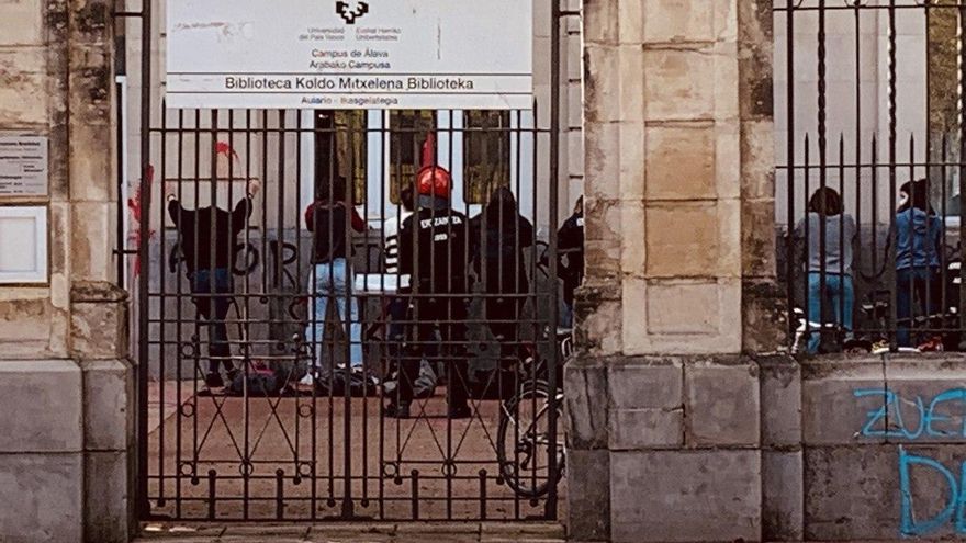 Personas detenidas en el aulario de Las Nieves de Vitoria