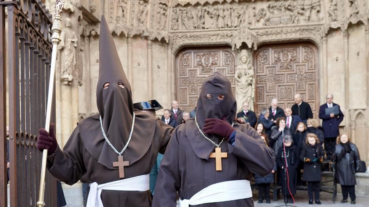 Celebración del acto del Perdón en el transcurso de la Procesión del Perdón de la Cofradía Santo Cristo del Perdón de León.