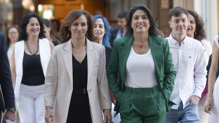 Archivo - Imagen de recurso de la ministra de Sanidad, Mónica García (i) y la portavoz de Más Madrid en la Asamblea, Manuela Bergerot (d), junto a otros cuadros de la formación.