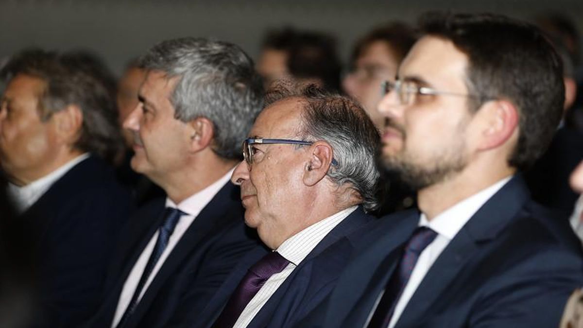 De izquierda a derecha, el delegado de la Junta en Toledo, Álvaro Gutiérrez y los diputados Fernando Mora (PSOE) y Santiago Serrano (PP)