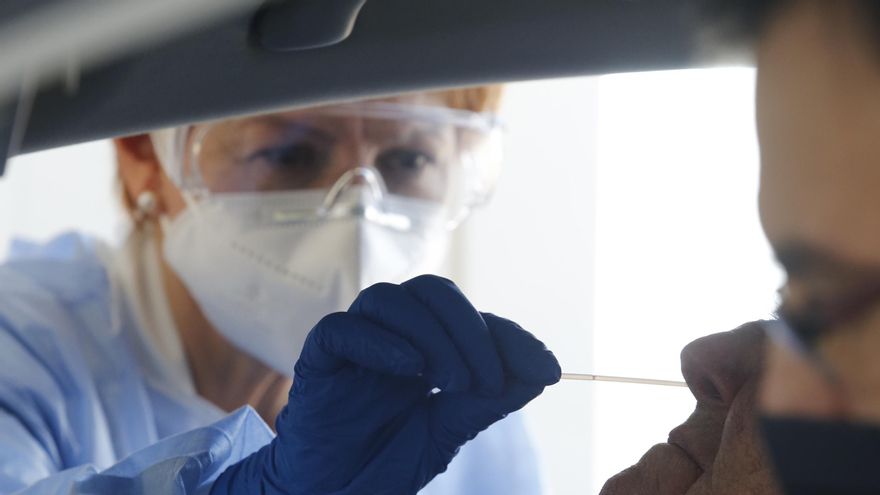 Archivo - La enfermera Fátima Montero Embil realiza test PCR para la detección del COVID-19 en el "Autocovid" del Hospital Universitario Central de Asturias (HUCA), Oviedo (Asturias).