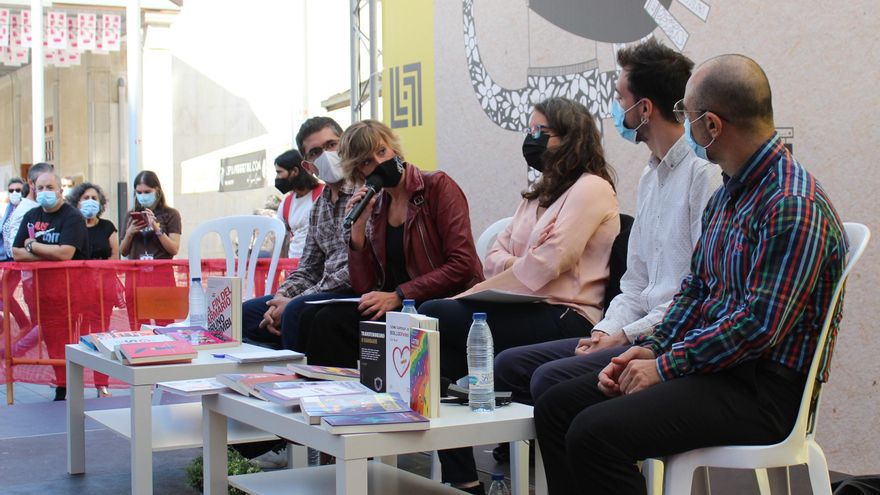 Un momento del acto contra la censura de los libros de temática LGTBI celebrado este lunes en Castelló.