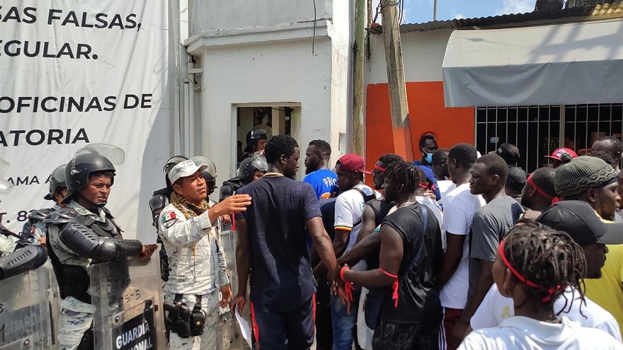 Migrantes senegaleses reclaman documentos de paso en el sur de México