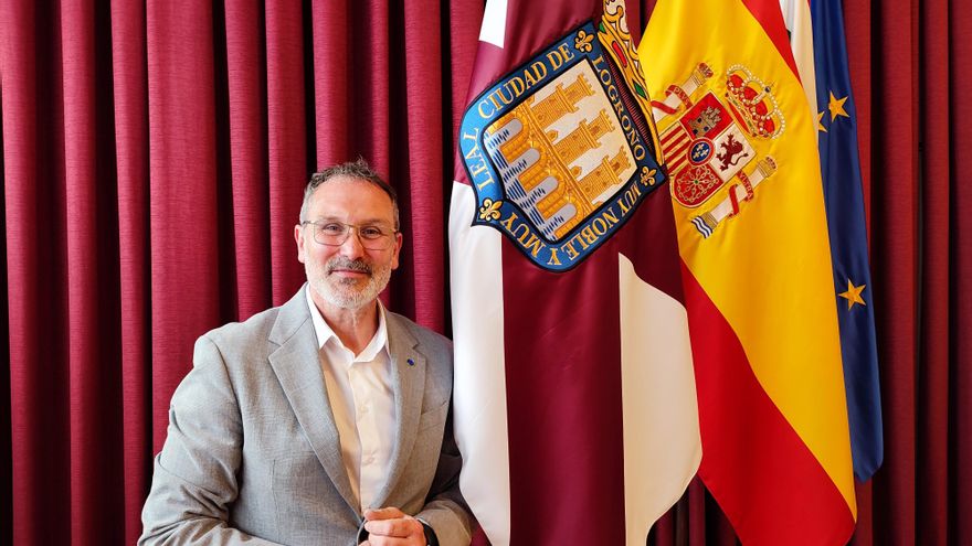 Cambios en el escudo y bandera de Logroño: la Cruz de San Andrés será roja y no granate