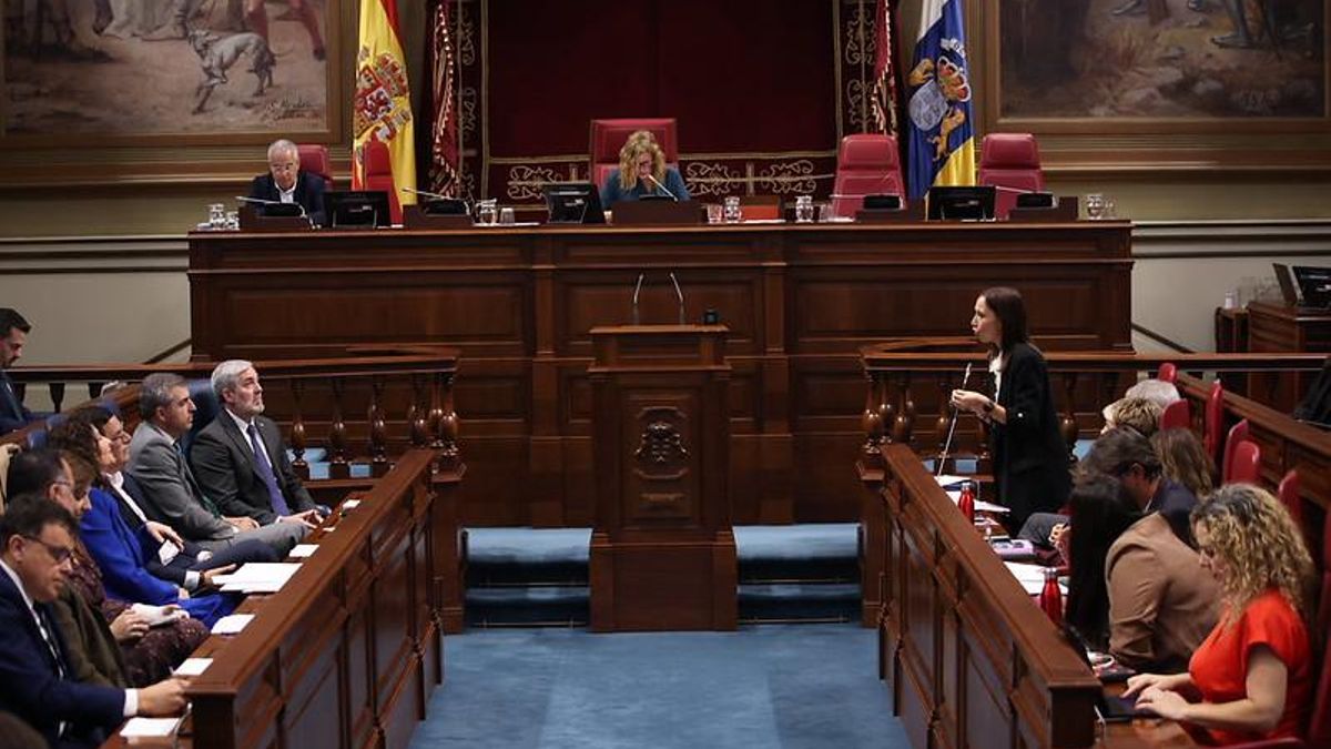 El Parlamento cambia el himno canario e incluye a La Graciosa: ocho peñas, en lugar de siete