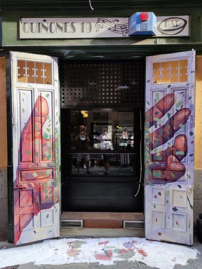 Obra de elreina sobre el interior de las puertas del Horacio, con la mano abierta