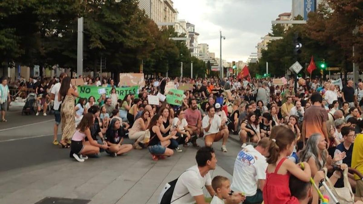 Sentada "por la juventud" en la Plaza España de Zaragoza