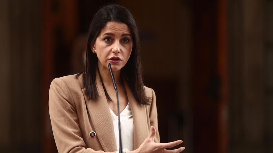 La presidenta de Ciudadanos, Inés Arrimadas, haciendo declaraciones a los periodistas en el Congreso de los Diputados.