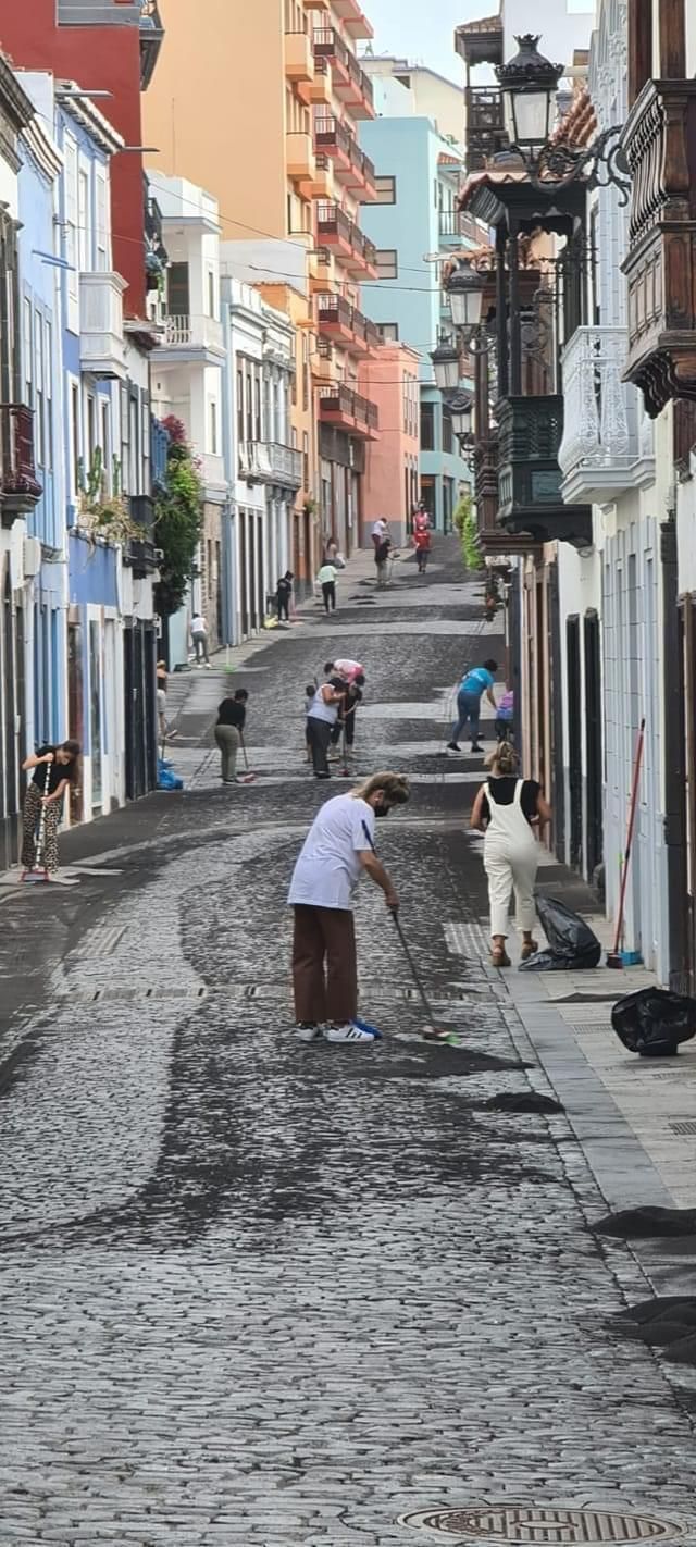 Limpieza colectiva en la calle Pérez de Brito de Santa Cruz de La Palma.