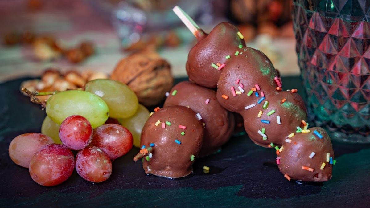 Deja reposar las uvas en la nevera para que el chocolate se solidifique