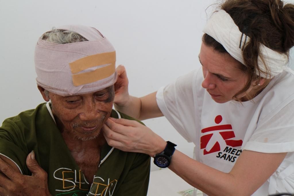 Guiuan, isla de Samar. El tejado del hospital público de Guiuan fue literalmente arrancado por el tifón, pero milagrosamente el edificio se mantuvo en pie. Los médicos y enfermeros de MSF trabajaron sin apenas descanso durante posprimeros días vacunando a los pacientes y limpiando y cosiendo centenares de heridas abiertas, la mayoría de ellas infectadas. Otras muchas personas llegaban con cortes y laceraciones de diversa gravedad. © Caroline Van Nespen/MSF