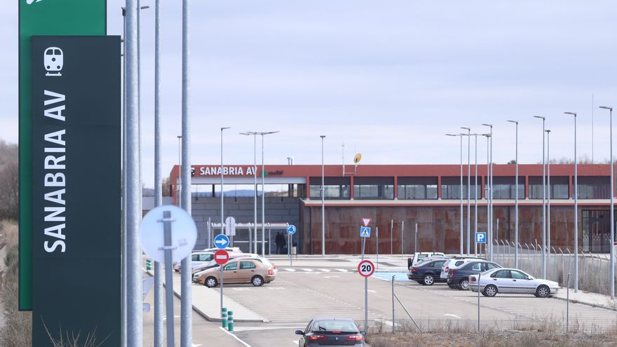 Los nuevos horarios descuelgan a la comarca zamorana de Sanabria del AVE: 16 trenes pasan de largo al día