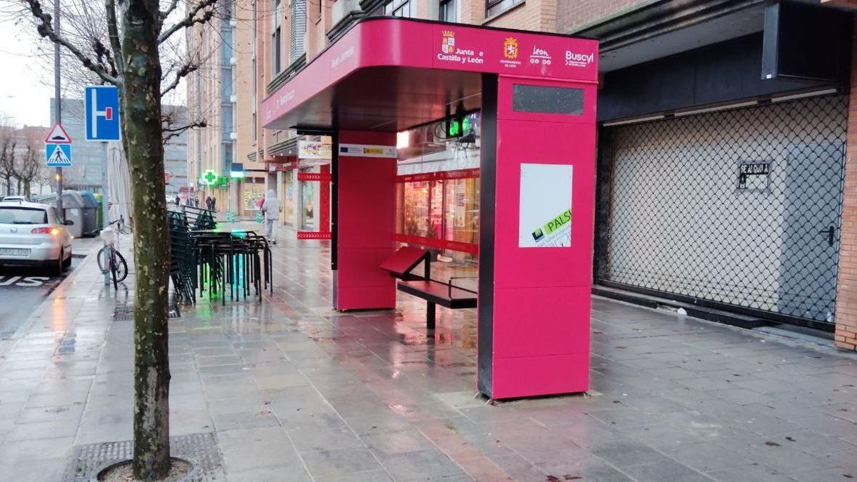 Imagen de la nueva marquesina de la discordia de Buscyl en Eras de Renueva que 'ocupa' más acera de la debida.