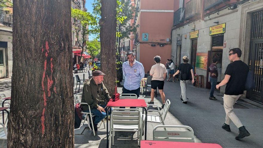Varias personas, en las calles de Lavapiés durante el apagón.
