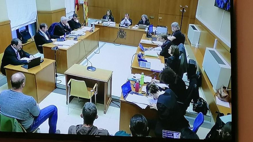 Un mosso acusado de agredir y detener ilegalmente a un joven culpa a la víctima: "Se quejaba mucho"