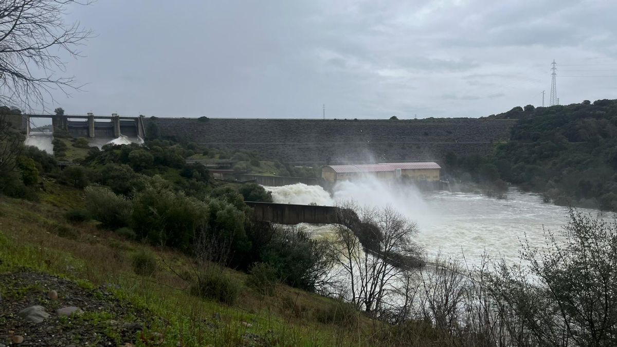 Navallana vuelve a abrir compuertas tras el descenso del caudal del Guadalquivir