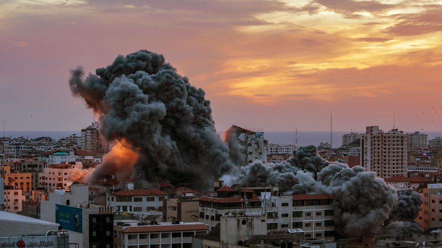 El humo se eleva después de que aviones de combate israelíes atacaran la torre Palestina en la ciudad de Gaza, el 7 de octubre de 2023.. EFE/ Mohammed Saber