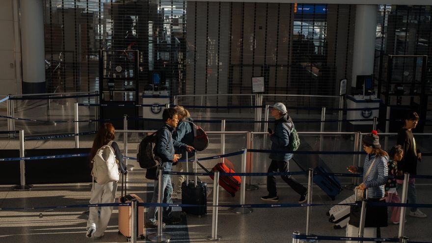 Viajeros en la fila de seguridad del Aeropuerto Internacional de Newark.