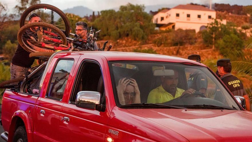 Varias personas dejan sus casas en Tacande, la última zona evacuada por el erupción. 