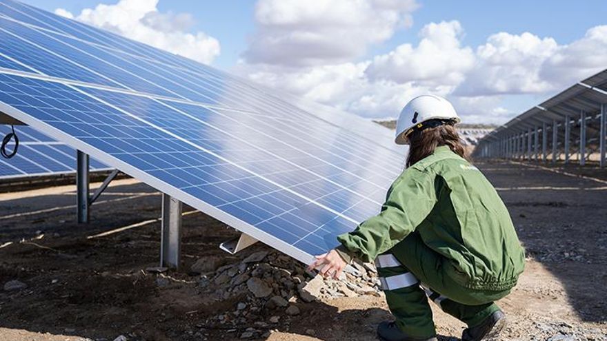 Iberdrola presenta un proyecto para fabricar paneles solares en Extremadura con 500 empleos