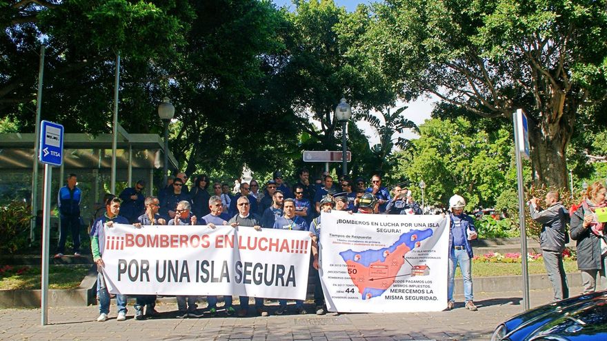 Así ha sido la manifestación de bomberos por las calles de Santa Cruz