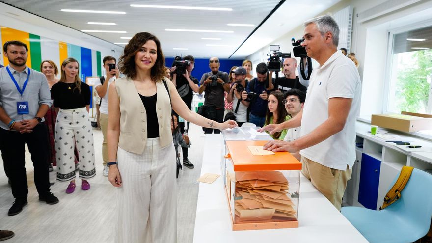 La presidenta de la Comunidad de Madrid, Isabel Díaz Ayuso, ejerce su derecho al voto en el colegio Inmaculada Marillac este domingo