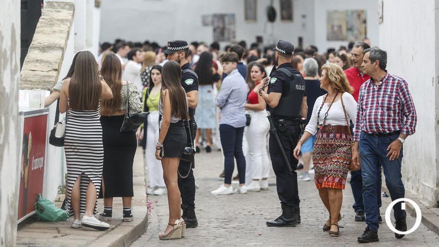 Los vecinos afirman que el "modelo actual de las cruces acabará con la fiesta" y con la imagen de Córdoba en el exterior