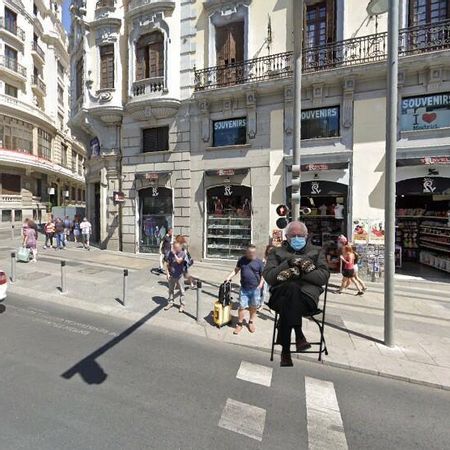 Un montaje de Bernie Sanders en la Gran Vía de Madrid. Foto: bernie-sits.herokuapp.com