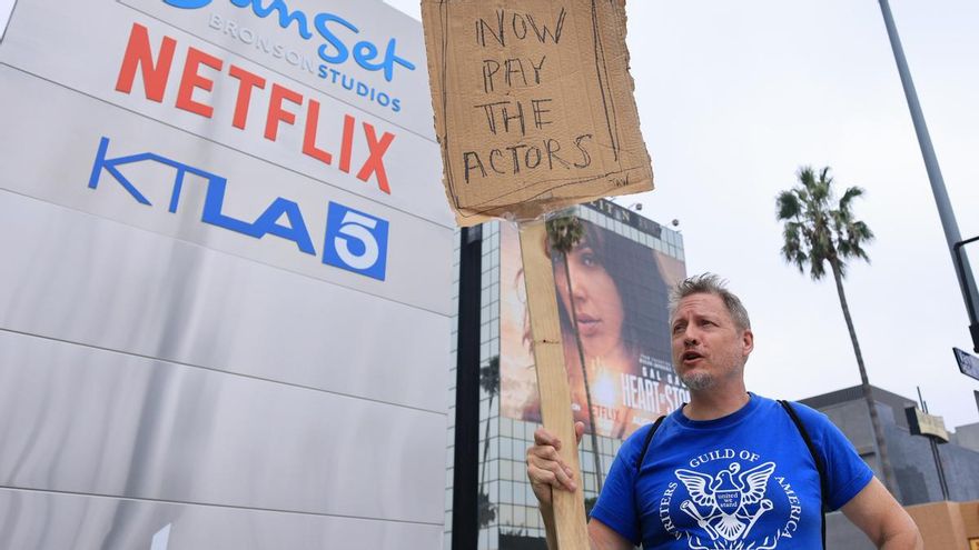Los guionistas de Hollywood levantan la huelga tras el acuerdo con los estudios, pero los actores siguen de paro
