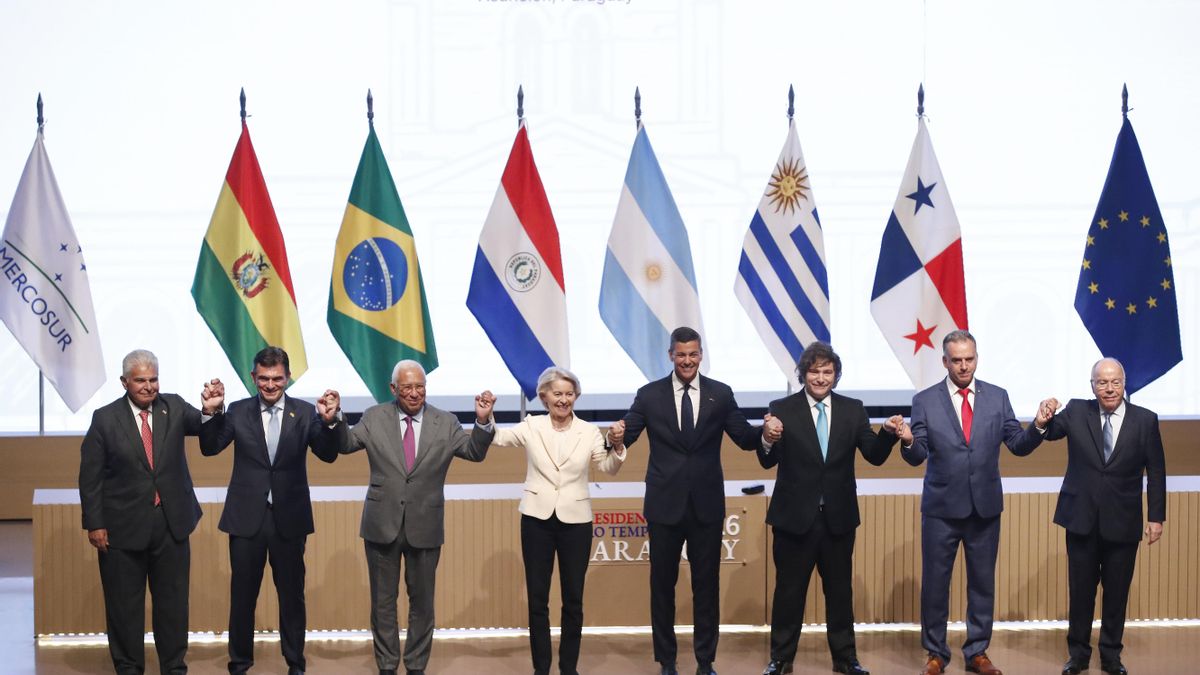 Líderes europeos y de América Latina, durante la firma del acuerdo UE-Mercosur
