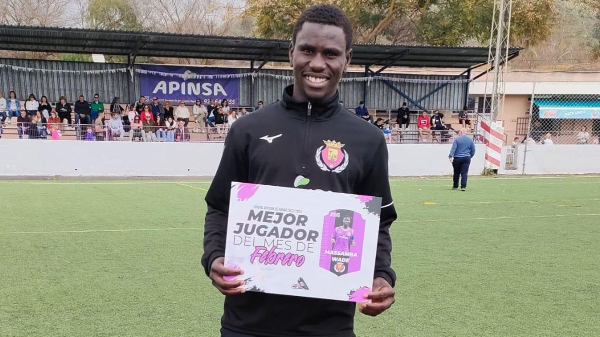 Massamba Wade, con su premio de mejor jugador del mes de febrero