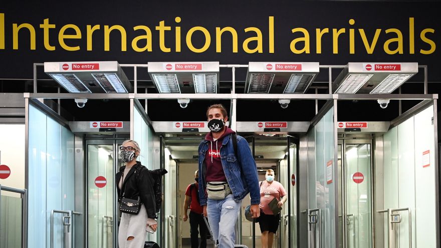 Pasajeros llegan al aeropuerto de Gatwick, en una imagen de archivo. EFE/EPA/ANDY RAIN