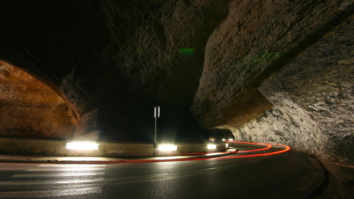 La carretera atraviesa de la Cueva de Mas d'Azil.